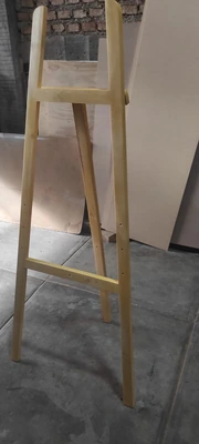 atril para pizarra de madera grande en uso