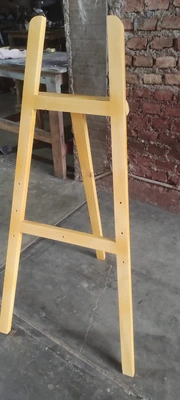 atril para pizarra de madera pequeno en uso