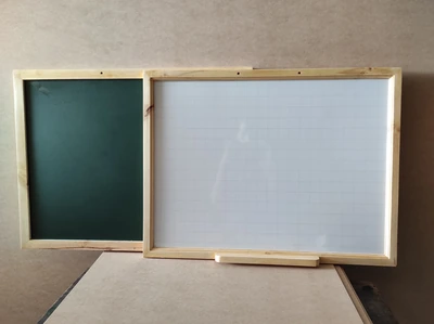 Detalle de Pizarra de 80x60 acrílica doble cara tiza y marcador con marco de madera