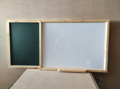 Pizarra de 80x60 acrílica doble cara tiza y marcador con marco de madera