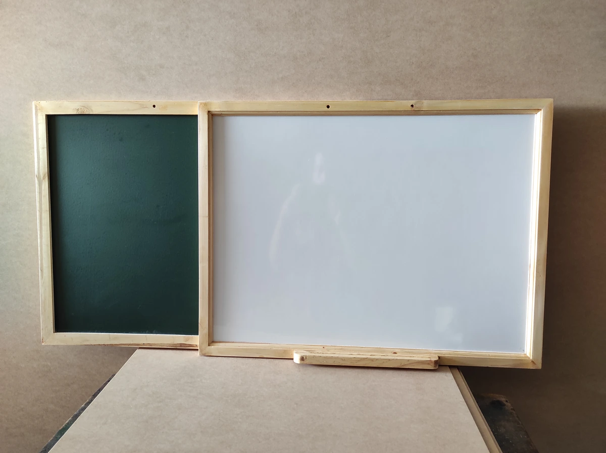 Pizarra de 80x60 acrílica doble cara tiza y marcador con marco de madera