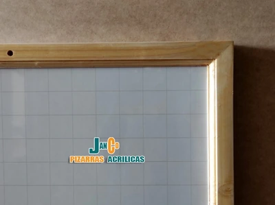 Pizarra de 80x60 acrílica con marco de madera | pizarra blanca con marco de madera